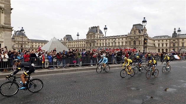 KOLEM LOUVRU. Momentka ze zvren etapy Tour de France