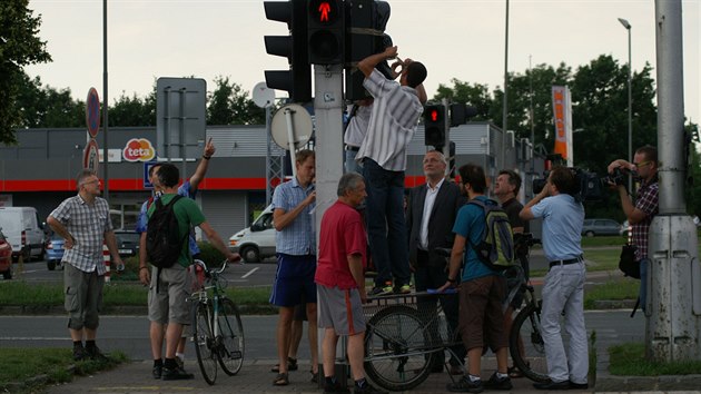 Cyklist z Hradce Krlov zakryli matouc semafory na kiovatce ulic Pilnkovy a Akademika Bedrny pi protestn akci v ervenci 2015.