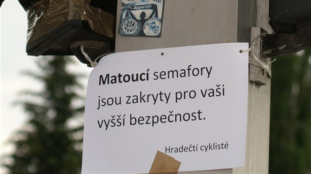 Cyklist z Hradce Krlov zakryli matouc semafory na kiovatce ulic Pilnkovy a Akademika Bedrny pi protestn akci v ervenci 2015.