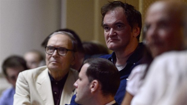 Filmov reisr Quentin Tarantino (vpravo) a skladatel Ennio Morricone (vlevo) naslouchaj koncertu Hollywood Night, kter se konal 19. ervence v praskm Obecnm dom na zvr festivalu Prague Proms.