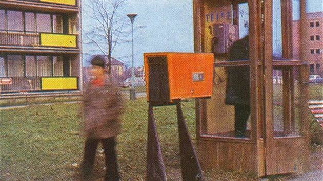 Potovn schrnka a telefonn budka, Umn a emesla, 1975, . 3, str. 36.