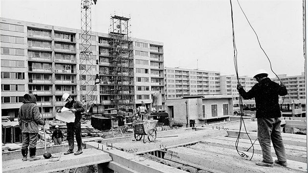 Sdlit Jin Msto. Dlnci v 70. letech minulho stolet montuj panelov domy. Vstavba prvn sti sdlit trvala ti roky.