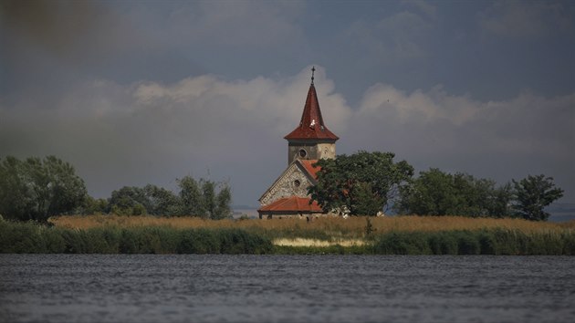 Muov, bývalá obec, e které zbyl jen kostel. Obce by chtly ást ostrova...