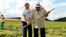 Francouzský herec Gérard Depardieu kosil trávu s bloruským prezidentem...