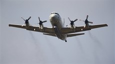 Americký letoun P-3 Orion nad základnou Incirlik na jihu Turecka (27. ervence...