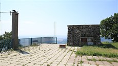 Dvoumetrová věž z roku 1892 stojí u vyhlídkové plošiny přiléhající k turistické... Dvoumetrová věž z roku 1892 stojí u vyhlídkové plošiny přiléhající k turistické...