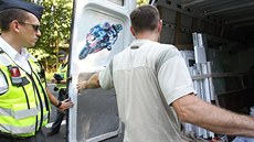Společná kontrola cizinecké a dopravní policie na silnici u Chlumce na Ústecku... Společná kontrola cizinecké a dopravní policie na silnici u Chlumce na Ústecku...