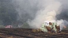Hasii zasahují proti poáru pole u obce Beznice na Zlínsku (24. 7. 2015)