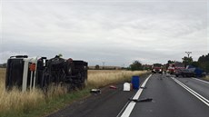 Nehoda dodávky s cisternou a osobním autem zablokovala dopravu na silnici číslo... Nehoda dodávky s cisternou a osobním autem zablokovala dopravu na silnici číslo...