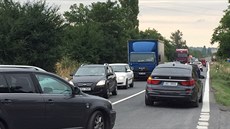 Kvůli nehodě tří aut na silnici u Slaného se tvořily kolony, policie odkláněla... Kvůli nehodě tří aut na silnici u Slaného se tvořily kolony, policie odkláněla...