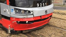 Při nehodě tramvaje a multikáry v Černokostelecké ulici se auto převrátilo na... Při nehodě tramvaje a multikáry v Černokostelecké ulici se auto převrátilo na...