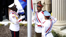 Kubánská vlajka ped nov otevenou ambasádou ve Washingtonu