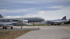 Letouny JAS-39 Gripen a italský KC-767 po pistání na Islandu