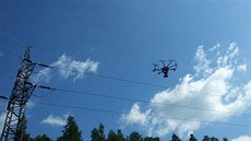 Dron zjistí závadu na eletrickém vedení a technik ji opraví Dron zjistí závadu na eletrickém vedení a technik ji opraví