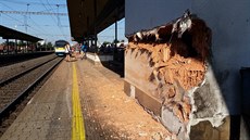 Pendolino tlaící zbytky kamionu poniilo i ást elezniního nádraí ve...