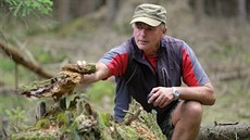 Při geocachingu hledají lidé podle GPS souřadnic drobné předměty ukryté v... Při geocachingu hledají lidé podle GPS souřadnic drobné předměty ukryté v...
