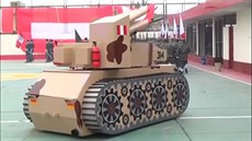Peruánští vězni uspořádali vojenskou přehlídku. Měli i malý tank. Peruánští vězni uspořádali vojenskou přehlídku. Měli i malý tank.