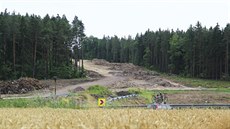 Budoucí dálnici D3 musel nad Borkem u Českých Budějovic ustoupit kus lesa. Budoucí dálnici D3 musel nad Borkem u Českých Budějovic ustoupit kus lesa.