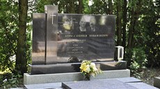 Náhrobek rodiny Urbanidesových stát prodává za 45 tisíc korun, přestože se o... Náhrobek rodiny Urbanidesových stát prodává za 45 tisíc korun, přestože se o...