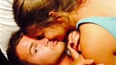 Alex Roberts zveejnil na Facebooku zamilovanou fotku s Emily Thomasovou.