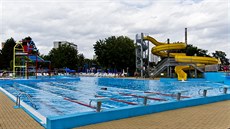 Velký bazén s atrakcemi, třeba šedesátimetrovým toboganem, láká na koupaliště v... Velký bazén s atrakcemi, třeba šedesátimetrovým toboganem, láká na koupaliště v...