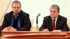 Petr Horký (vpravo), bývalý místostarosta Mariánských Lázní, u chebského soudu. Petr Horký (vpravo), bývalý místostarosta Mariánských Lázní, u chebského soudu.