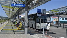 Hlavní část nového dopravního terminálu už využívají cestující. Autobusy... Hlavní část nového dopravního terminálu už využívají cestující. Autobusy...