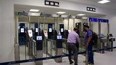 Nové odbavovací brány EasyGO na Ruzyňském letišti. Nové odbavovací brány EasyGO na Ruzyňském letišti.