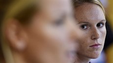 Kristýna Kolocová (vpravo) sleduje svou dnes již bývalou parťačku Markétu... Kristýna Kolocová (vpravo) sleduje svou dnes již bývalou parťačku Markétu...