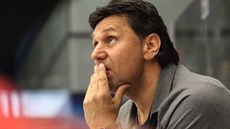 Trenér Vladimír Rika pi svém prvním duelu na stídace Chomutova.