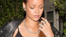 Zpvaka Rihanna si pod koenou bundu oblékla prhledné erné tílko.