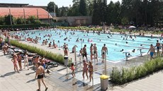 Pohled na bazén a atrakce venkovního letního areálu olomouckého plaveckého...