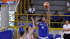Trenér českých basketbalových juniorů Petr Czudek (vpravo) sleduje střelu Adama... Trenér českých basketbalových juniorů Petr Czudek (vpravo) sleduje střelu Adama...