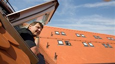 Ředitel českolipského muzea Zdeněk Vitáček obhlíží novou střechu. Ředitel českolipského muzea Zdeněk Vitáček obhlíží novou střechu.