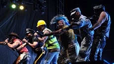 Village People a jejich pevleky ve stylu idol homosexuální komunity 80. let.