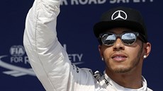 Lewis Hamilton mává fanoukm, práv ovládl kvalifikaci na Velkou cenu Maarska.