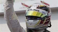 Lewis Hamilton mává fanoukm, ovládl kvalifikaci na Velkou cenu Maarska.