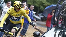 PÍPITEK. Chris Froome si uká ampaským s týmovým manaerem Sky.