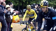 Chris Froome (ve lutém) na trati závrené etapy Tour de France
