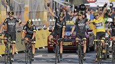 Chris Froome (druhý zprava) dojídí do cíle závrené etapy Tour de France.