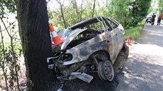 Škoda Felicia shořela po nárazu do stromu u Vlčic na Trutnovsku, řidiči... Škoda Felicia shořela po nárazu do stromu u Vlčic na Trutnovsku, řidiči...