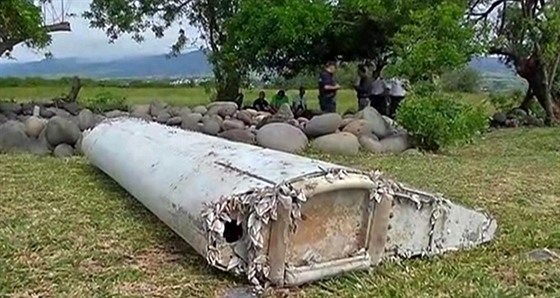 Úlomek letounu nalezený u Réunionu, který by mohl patit ztracenému boeingu z...