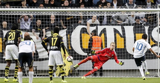 Javier Umbides z eckého Atromitosu stílí gól z penalty proti AIK Stockholm v...