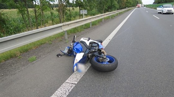 idi auta si na rychlostní silnici R35 neviml v levém pruhu jedoucí motorky a...