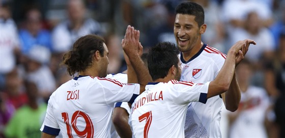 David Villa (zády s íslem 7) slaví se spoluhrái gól v utkání hvzd MLS