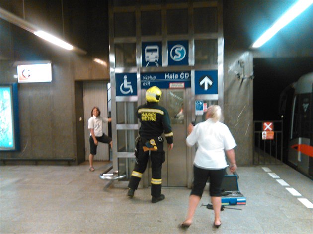 Uvíznutí cestujících ve výtahu do stanice metra