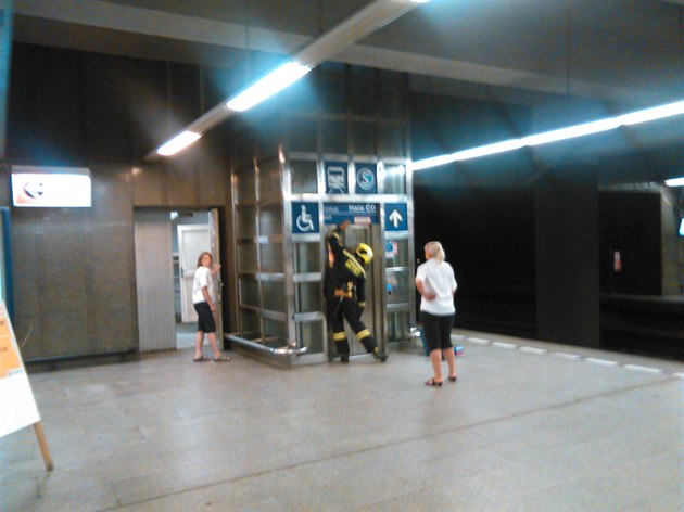 Uvíznutí cestujících ve výtahu do stanice metra