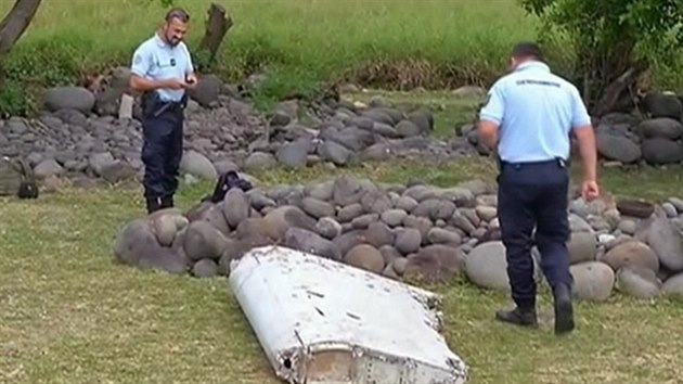 lomek letounu nalezen u Runionu, kter by mohl patit ztracenmu boeingu z letu MH370. (30. ervence 2015)