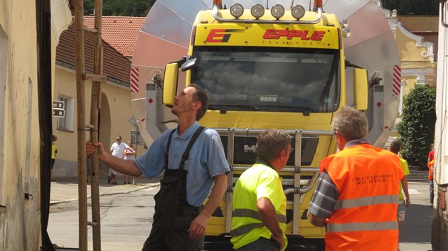 Nadmrn nklad m do Budjovic se zasekl ve Lhenicch.