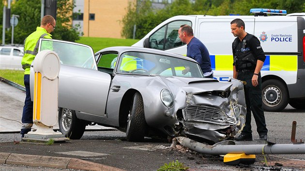 Nehoda bondovskho automobilu Aston Martin DB5 nedaleko letit v britskm Manchesteru. (28. ervence 2015)